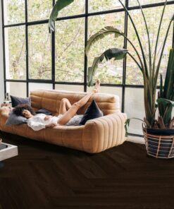 Bodiax Plak PVC Aringa 147 Noir Prestige – een zeer donkere, luxe en waterbestendige houten vloer. Onderhoudsvriendelijk, duurzaam en geschikt voor vloerverwarming. Perfect voor woonkamer, keuken en badkamer.